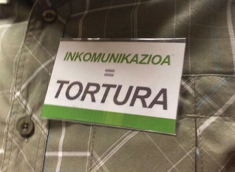 'Inkomunikazioa=Tortura' eranskailuekin agertu dira EH Bilduko legebiltzarkideak. EH BILDU