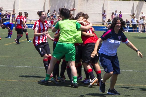 Athleticeko neskak, garaipena ospatzen. ATHLETIC CLUB