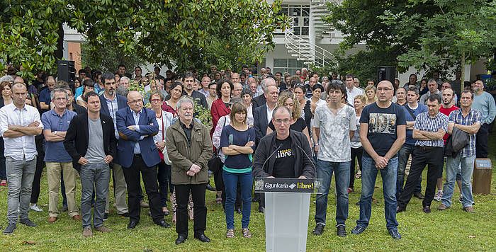 Iñaki Uria auzipetua ekainaren 6an, Andoainen, beste auzipetu batzuk eta eragile askotako ordezkariak atzean zituela. ANDONI CANELLADA / ARGAZKI PRESS