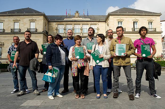 Arabako hainbat herritako alkateak gaur egindako agerraldian. RAUL BOGAJO / ARG. PRESS