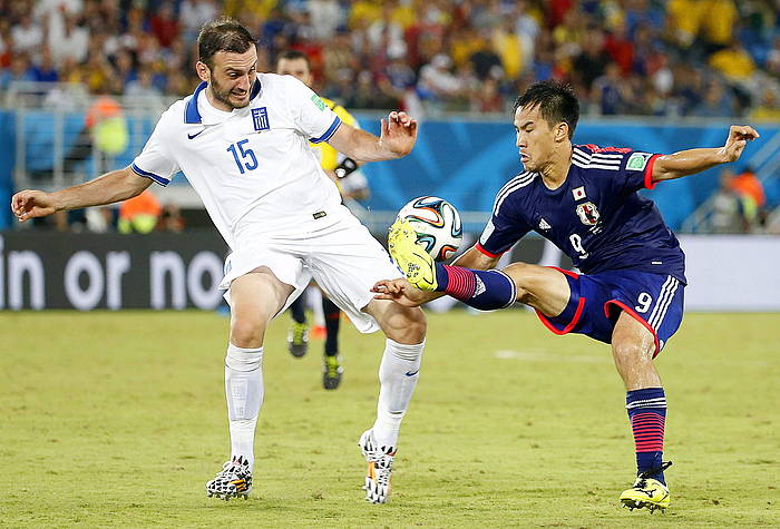 Vasileios Torosidis eta (L) Shinji Okazaki, baloia lehiatzen. KAMIL KRZACZYNSKI / EFE