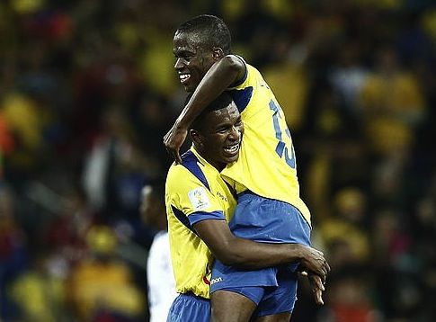 Frickson Erazo eta Enner Valencia Hondurasko jokalariak garaipena ospatzen. JESUS DIGES / EFE