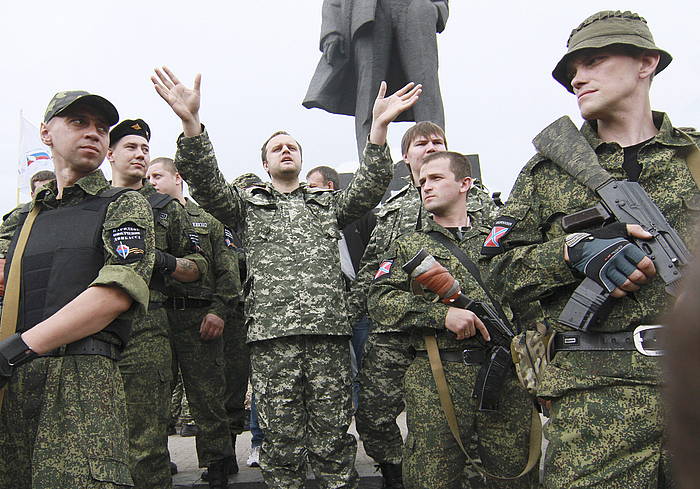 Milizia errusiazaleak, atzo, Donetsken, Ukrainan. PHOTOMIG / EFE