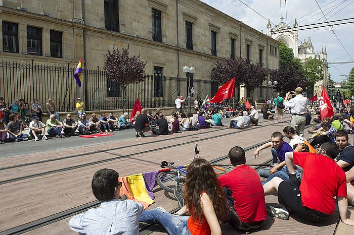 Manifestariek elkarretaratzea egin zuten Legebiltzarraren aurrean. RAUL BOGAJO / ARGAZKI PRESS