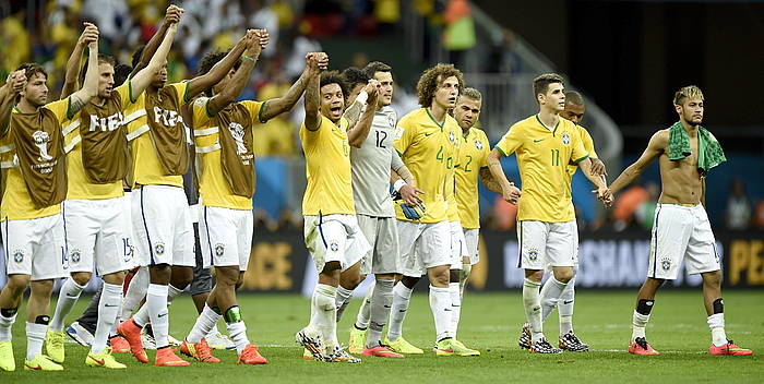 Brasilgo jokalariak, final zortzirenetara igaro izana ospatzen. SHAWN THEW / EFE