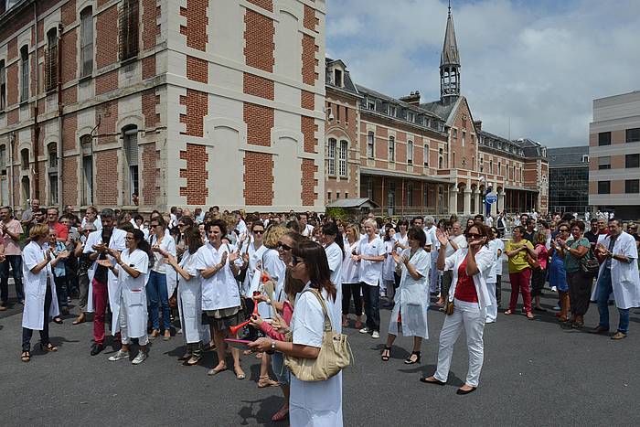 Baionan gaur eguerdian Bonnemaisoni babesa adierazteko egin duten bilkura. SYLVAIN SENCRISTO