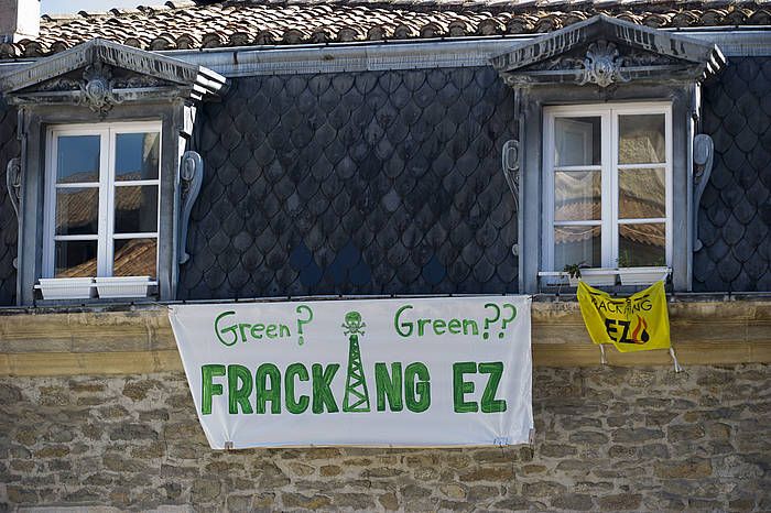 Frackingaren kontrako pankarta bat, Gasteizen. JUANAN RUIZ, ARP