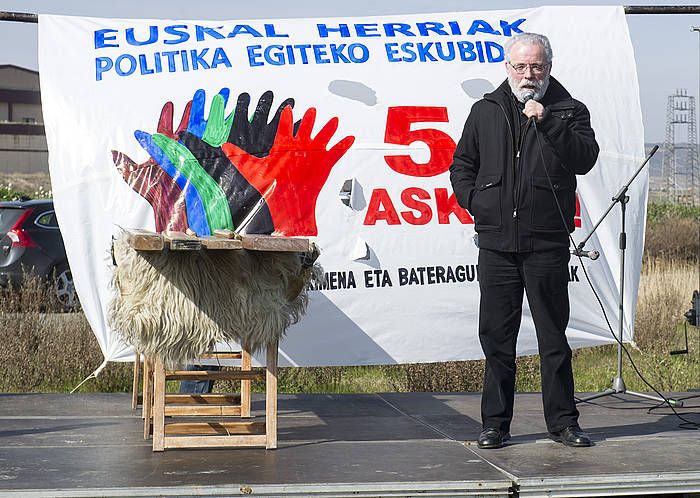 Xabier Amuriza, iaz Logroñoko espetxearen kanpoaldean bost zigortuak aske uzteko eskatzeko egin zen ekitaldi batean. JAGOBA MANTEROLA, ARP