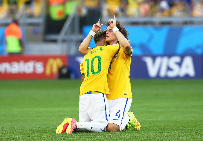 Neymar eta David Luiz, final laurdenetarako sailkapena ospatzen. JOSE COELHO / EFE