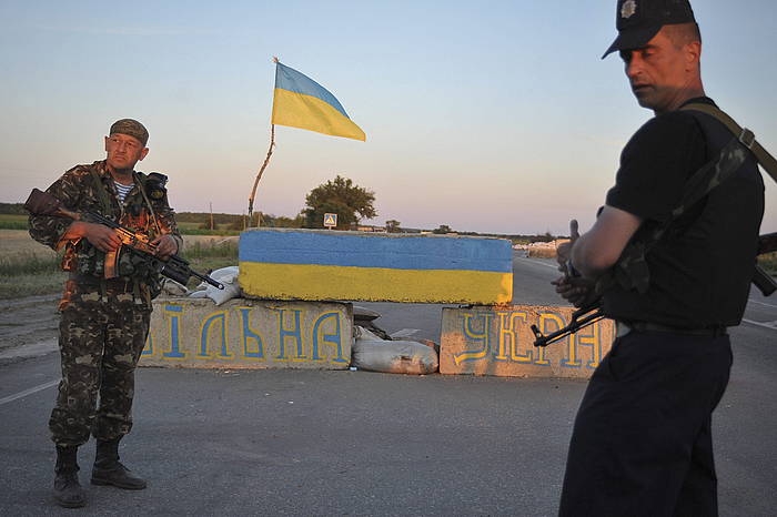 Ukrainako bi soldadu, Lugansk inguruan. IVAN BOBERSKYY / EFE