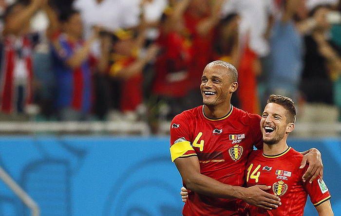 Vincent Kompany eta Dries Mertens Belgikako jokalariak. YURI KOCHETKOV / EFE