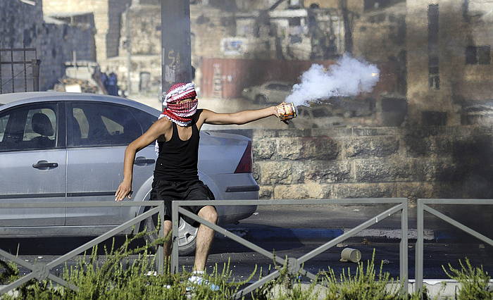 Gazte palestinarrak Israelgo Poliziari aurre egiten, Jerusalem ekialdean. MAHFOUZ ABU TURK / EFE