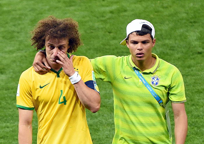 David Luiz —ezkerrean— negarrez, partida bukatu ondoren. ANDREAS GEBERT / EFE