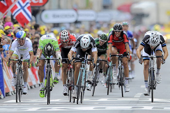 Peter Sagan Cannondalekoa eta Matteo Trentin Omegakoa, gainerako esprinterrak baino aurreraxeago, helmugako arrastoa igaro berritan. NICOLAS BOUVY / EFE