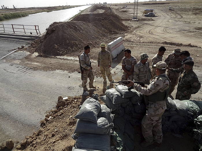 Kurdistango segurtasun indarrak, Peshmergak, Tikrit eta Kirkuk arteko bidea zaintzen. KHALIL AL-A'NEI / EFE