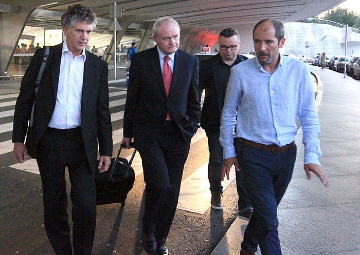 Janathan Powell eta Martin McGuinness, Lokarriko koordinatzaile Paul Riosekin, Loiuko aireportuan. LUIS TEJIDO / EFE