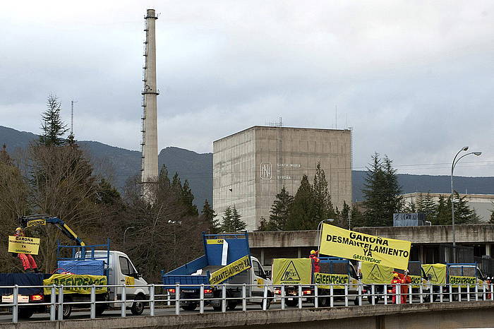 Greenpeace taldearen protesta bat, Garoñaren aurrean. MARIO GOMEZ / EFE