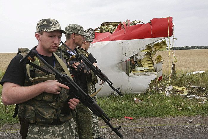 Matxino errusiazaleak, Malaysia Airlines hegazkinaren geldikinen artean. ANASTASIA VLASOVA / EFE