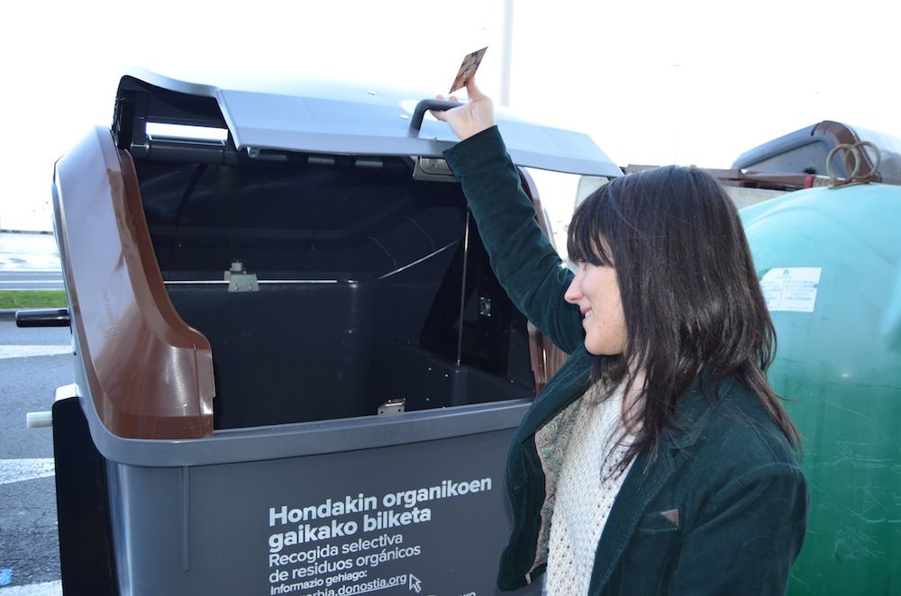 Nora Galparsoro zinegotzia, Grosen edukiontzi marroiak jarri zituztenean. NEREA LIZARRALDE