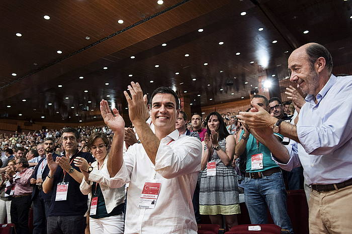 Pedro Sanchez PSOEko idazkari nagusi berria eta idazkari nagusi ohi Alfredo Perez Rubalcaba, alderdiaren ez-ohiko kongresuan. LUCA PIERGIOVANNI / EFE