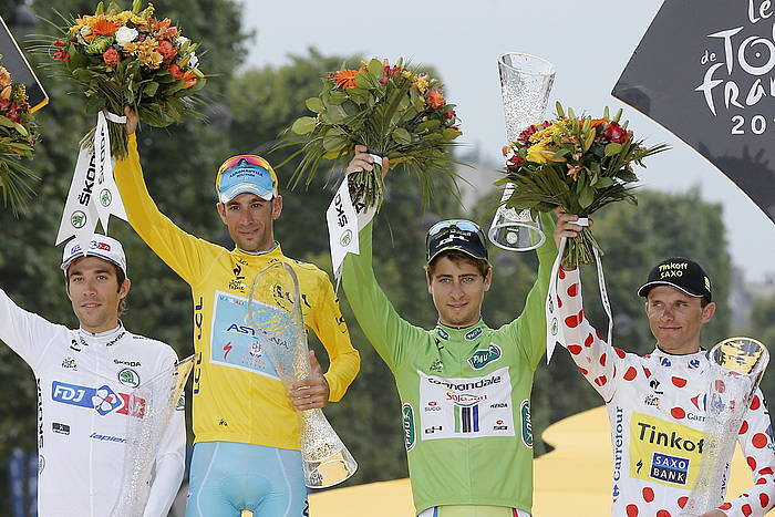 Thibaut Pinot, Vincezo Nibali, Peter Sagan, eta Rafal Majka, atzo, podiumean. ETIENNE LAURENT / EFE