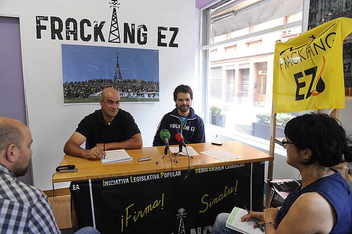 Fracking Ez taldearen agerraldia. ARGAZKI PRESS