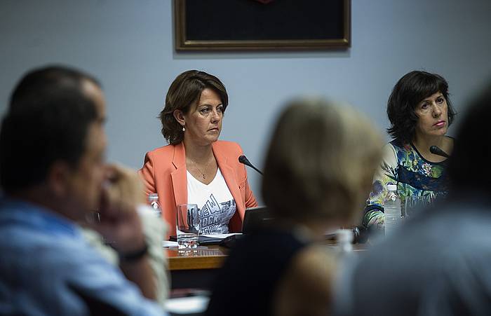 Yolanda Barcinaren agerraldia, gaur Nafarroako Parlamentuan. JAGOBA MANTEROLA / ARGAZKI PRESS