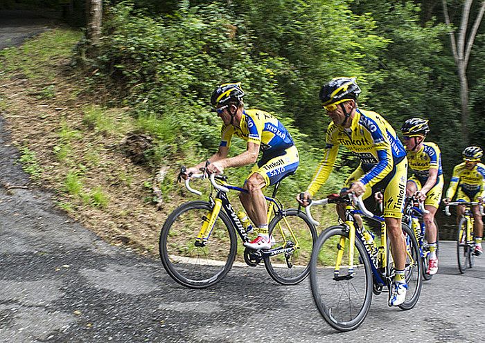 Tinkoff taldeko txirrindulariak, buruan Roche, Beltran eta Rogers direla, atzo, Bordako Tontorreko bihurgune batean gora, Donostiako Klasikoaren ibilbideko berrikuntza ezagutzen. GORKA RUBIO / ARGAZKI PRESS