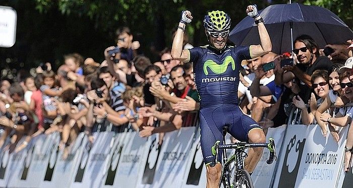 Alejandro Valverde Movistar taldeko txirrindularia, atzo, besoak altxatuta, garaipena ospatzen, Bulebarreko helmuga gurutzatu aurretik. Bakar-bakarrik egin zuen Igeldotik beherako ibilbidea. JON URBE, ARP