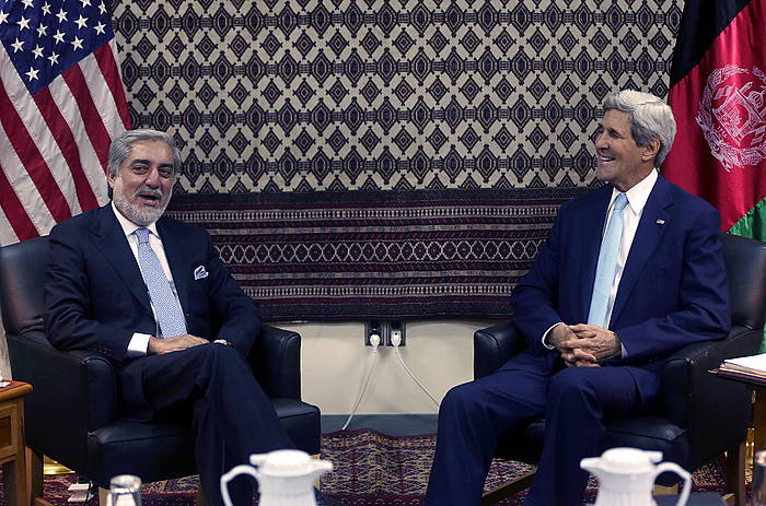 Abdullah Abdullah eta John Kerry. MASSOUD HOSSAINI / POOL