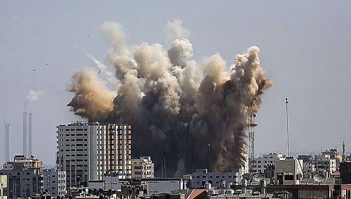 Hiru eguneko su-etena bukatuta, Israelgo hegazkinek Gazan egindako bonbardaketa bat, atzo. MOHAMMED SABER / EFE