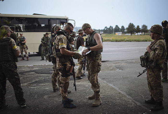 Ukrainako soldaduak Maryinka hiriaren inguruan. ROMAN PILIPEY / EFE