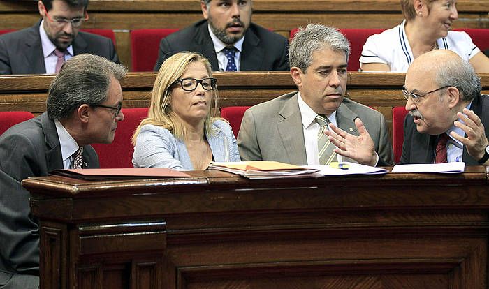 Artur Mas, Joana Ortega, Francesc Homs eta Andreu Mas-Colell, Kataluniako Parlamentuan hizketan. ANDREU DALMAU / EFE