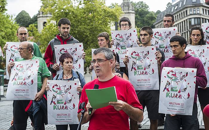 Manifestaziora deitzeko agerraldia, Bilboko Arriaga plazan. LUIS JAUREGIALTZO / ARGAZKI PRESS