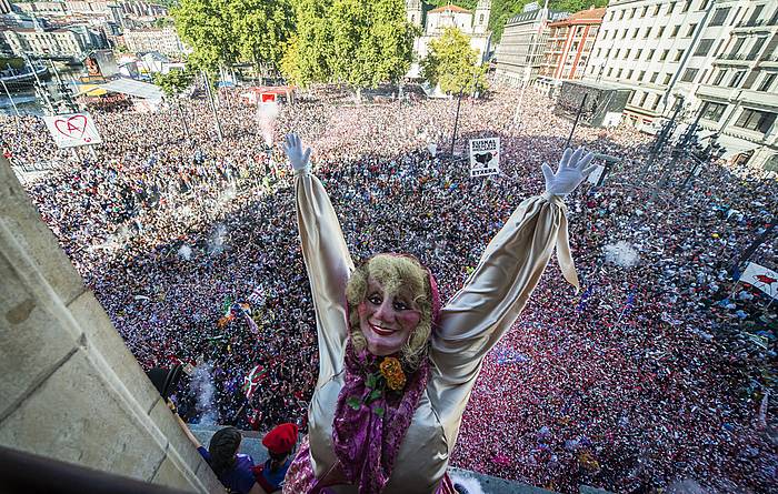 Marijaia, jendetza atzean duela, Arriaga plazan. LUIS JAUREGIALTZO / ARGAZKI PRESS