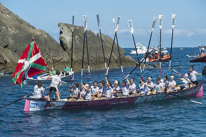 Donibaneko arraunlariak, Zarauzko estropada eta Euskotren Liga irabazi ostean. ANDONI CANELLADA / ARGAZKI PRESS