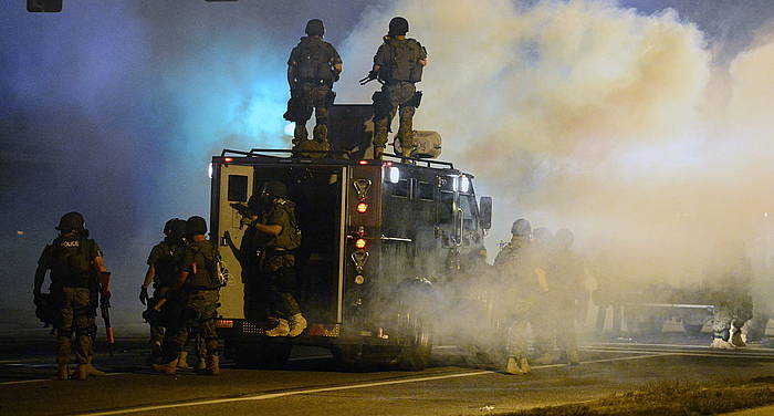 Polizia manifestarien aurka negar gasa jaurtitzen Ferguson hirian, Missourin. LARRY W. SMITH / EFE