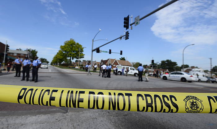 Polizia MIchael Brown hil zuten eremua inguratzen, Fergusonen, Missourin. LARRY W. SMITH / EFE