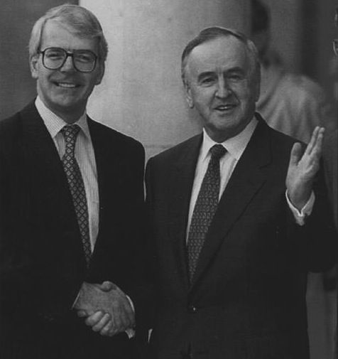 John Major eta Albert Reynolds, Downing Streeteko Akordioa sinatu zutenean, 1993an. EFE