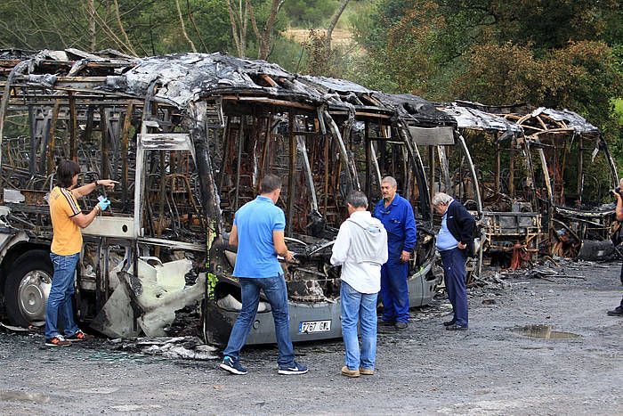 Loiun herenegun erretako autobusak. LUIS TEJIDO / EFE