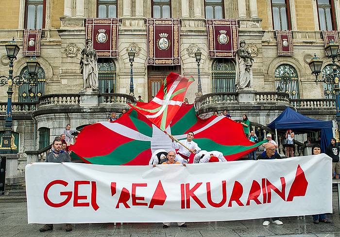 Manifestazio burua, Bilboko udaletxearen atarian. ARGAZKI PRESS