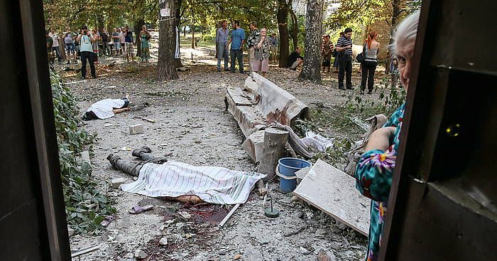 Armadaren bonbardaketan hildakoak, Donetsken. SERGEI ILNITSKY / EFE