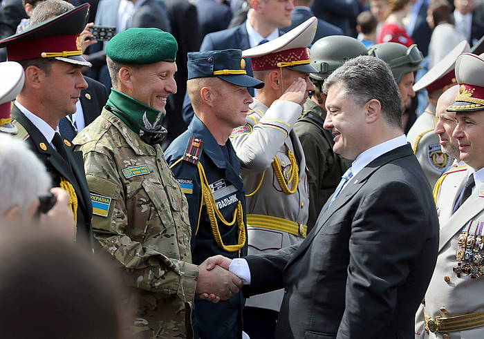 Ukrainako presidente Petro Poroxenko militarrak agurtzen, atzo, Kieven. TATYANA ZENKOVICH / EFE