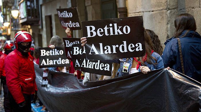 Hondarribiko alarde parekidearen kontrako protesta, iaz. IDOIA ZABALETA / ARGAZKI PRESS