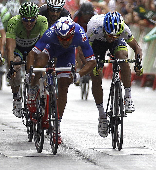 Nacer Bouhanni ezkerrean eta Michael Matthews eskuinean. Bouhanni nagusitu da, polemikarekin. JAVIER LIZON / EFE