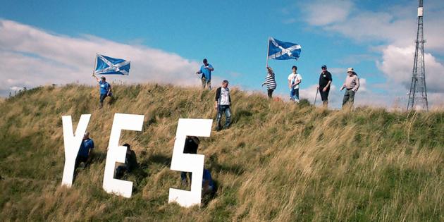 Eskoziaren independentziaren aldeko kanpainaren baitan, baiezko mezua Burntislanden. YES SCOTLAND