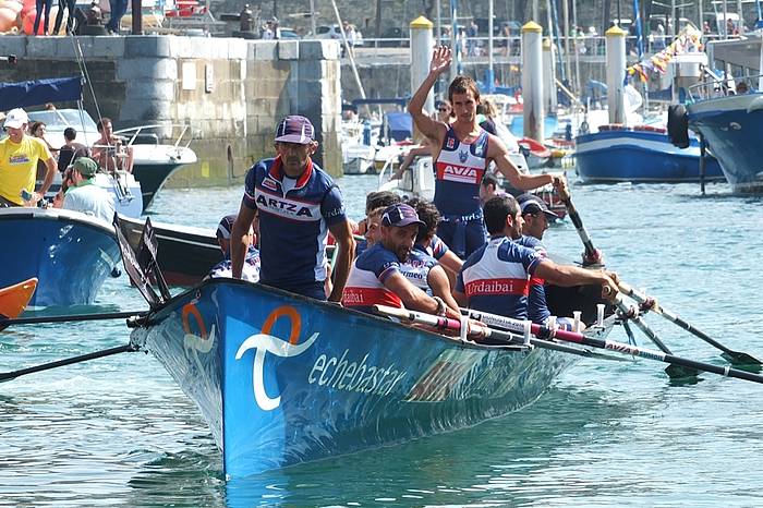 Urdaibaiko trainerua, porturatzen. ANDONI CANELLADA / ARGAZKI PRESS