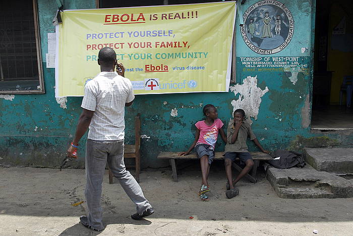 Ebolaz ohartarazten duen kartel bat, Monrovian. AHMED JALLANZO / EFE