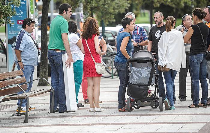 Golem zinema aretoen parean atzo 18:30ean bildutakoak. JAGOBA MANTEROLA, ARGAZKI PRESS