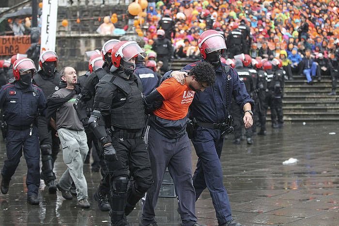 Ertzaintza Esteban Orbegozo eta Beñat Hach Embarek eramaten, atzo. JUAN HERRERO, EFE